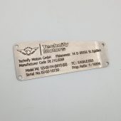 Metalinė „Technify Motors“ įrenginio identifikavimo lentelė su techniniais duomenimis.