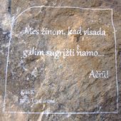Akmens plokštė su išgraviruotu padėkos tekstu