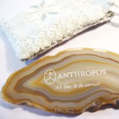 Agato plokštelė su išgraviruotu „Anthropos“ logotipu