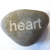 Pilkas akmuo su išgraviruotu žodžiu „heart“