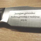 Peilis su lazeriu graviruotu užrašu girininkui