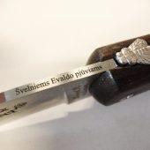 Peilis su lazeriu graviruotu užrašu „Švelniems pjūviams“