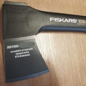 Fiskars kirvis su lazeriu graviruotu užrašu