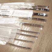 Medicininiai instrumentai su lazeriu graviruotu žymėjimu