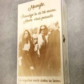 Graviruota medinė dėžutė mamai su šeimos nuotrauka
