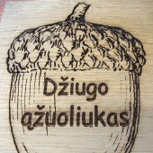 Giluminiu būdu graviruota medinė sodybos lentelė