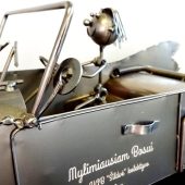 Lazeriu graviruota metalinė automobilio detalė