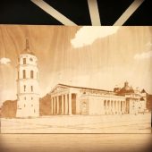 Medinė lentelė su graviruotu Vilniaus katedros vaizdu