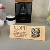 Medinė odontologijos klinikos lentelė su kontaktais ir QR kodu