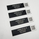Keturi juodi inventoriniai žymekliai su tekstais ir QR kodais