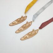 Trys baidarės formos mediniai medaliai už pirmą, antrą ir trečią vietas.