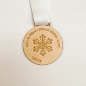 Apvalus medinis 15 km bėgimo medalis su snaigės piešiniu ir balta juostele.