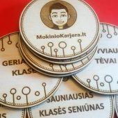 Apvalūs mediniai „MokinioKarjera.lt“ medaliai su piešiniu ir mokyklinėmis nominacijomis.