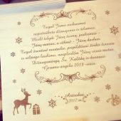 Medinė dėžutė su kalėdiniu sveikinimu ir ornamentais