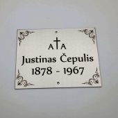 Antkapio lentelė su Justino Čepulio vardu, datomis ir kryžiumi.