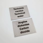 Dvi techninės metalinės lentelės „Techninis vanduo“ ir „Anglies dioksidas“.