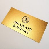 Aukso spalvos Rowmark iškaba su užrašu „Advokatų kontora“