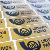 Auksinės spalvos metalizuoti lipdukai su „Lietuvos paštas“ logotipu