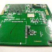 Elektronikos plokštė su lazeriu pažymėta technine informacija