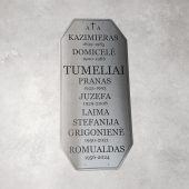 Vertikali atminimo lentelė su kryžiumi ir Tumelių šeimos vardais.