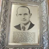 Šimto metų jubiliejaus lentelė su graviruotu vyro portretu