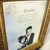 Įrėmintas veidrodis su graviruota tėvų vestuvių nuotrauka
