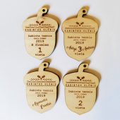 Keturios gilės formos medinės teniso varžybų medalio plokštelės su vietų numeriais.