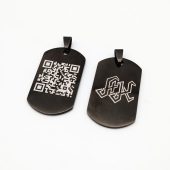 Du juodi pakabukai, vienas su QR kodu, kitas su muzikos simboliu
