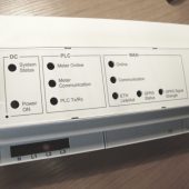 Plastikinių elektronikos dėžučių skydeliai su pažymėtais užrašais ir simboliais
