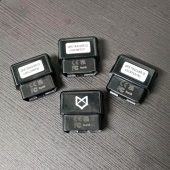 Juodi GPS sekiklių korpusai su lazeriu pažymėtais CE, FCC, UKCA ir RoHS simboliais