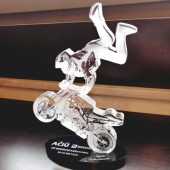 Skaidraus PMMA apdovanojimas su motociklininko atvaizdu