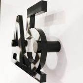 Juodo akrilo ženklas „A5“, pritvirtintas distanciniais laikikliais.