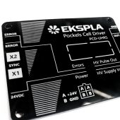 Juodi „Ekspla“ prietaisų skydeliai su lazeriu pažymėtais užrašais