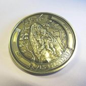 Reljefinis proginis medalis su moters ir vaiko atvaizdu bei užrašu „Aš gimiau“.