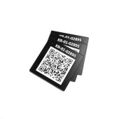 Trys juodos numeruotos lentelės su QR kodais
