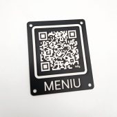 Juoda meniu lentelė su graviruotu QR kodu ir tvirtinimo skylėmis
