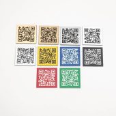 Spalvotos plastikinės plokštelės su graviruotais QR kodais