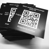 Juodų kortelių rinkinys su logotipu ir QR kodu