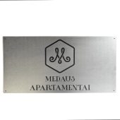 Sidabro spalvos Rowmark iškaba „Medaus apartamentai“ su logotipu