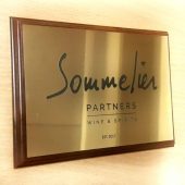 Aukso spalvos Rowmark iškaba „Sommelier Partners Wine & Spirits“