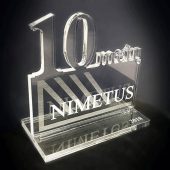 Skaidraus PMMA apdovanojimas su skaičiumi „10“ ir užrašu „NIMETUS“