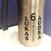 Lazeriu graviruotas metalinis termopuodelis metinių proga
