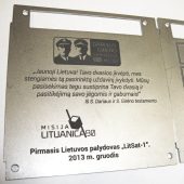 Metalinė „LitSat-1“ palydovo plokštelė su lazeriu pažymėtu tekstu ir logotipais