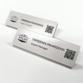 Balta vardinė kortelė su įmonės duomenimis ir QR kodu