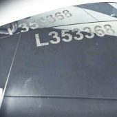 Veidrodėlio stikle lazeriu išgraviruoti identifikaciniai numeriai