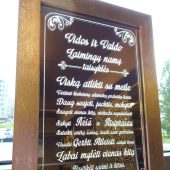 Mediniame rėme įrėmintas veidrodis su išgraviruotomis šeimos taisyklėmis