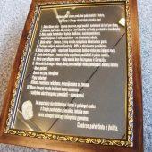 Aukso spalvos rėme įrėmintas veidrodis su bernvakario taisyklėmis