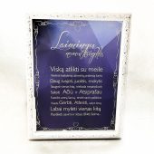 Baltame rėmelyje įrėmintas veidrodis su išgraviruotu sveikinimo tekstu