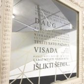 Veidrodis su išgraviruotu palinkėjimu ir geometriniu ornamentu