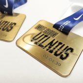 Stačiakampiai „We Run Vilnius“ medaliai su graviruotais bėgimo laikais ant tamsių juostelių.